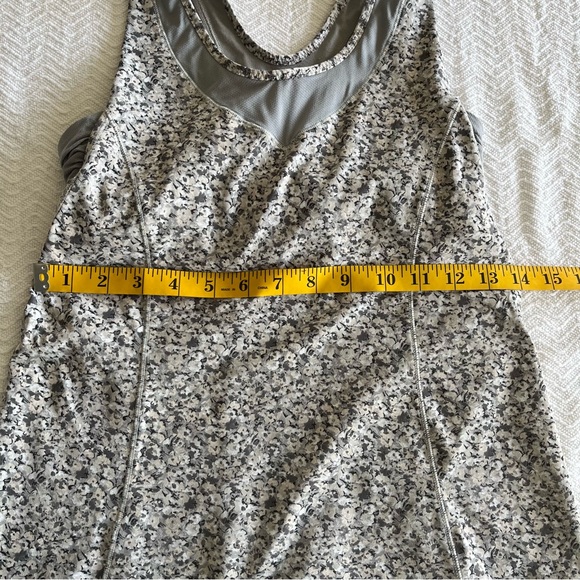 Lululemon Racerback Grey Floral Turbo Tank Tone It Built in Bra - Picture 10 of 11